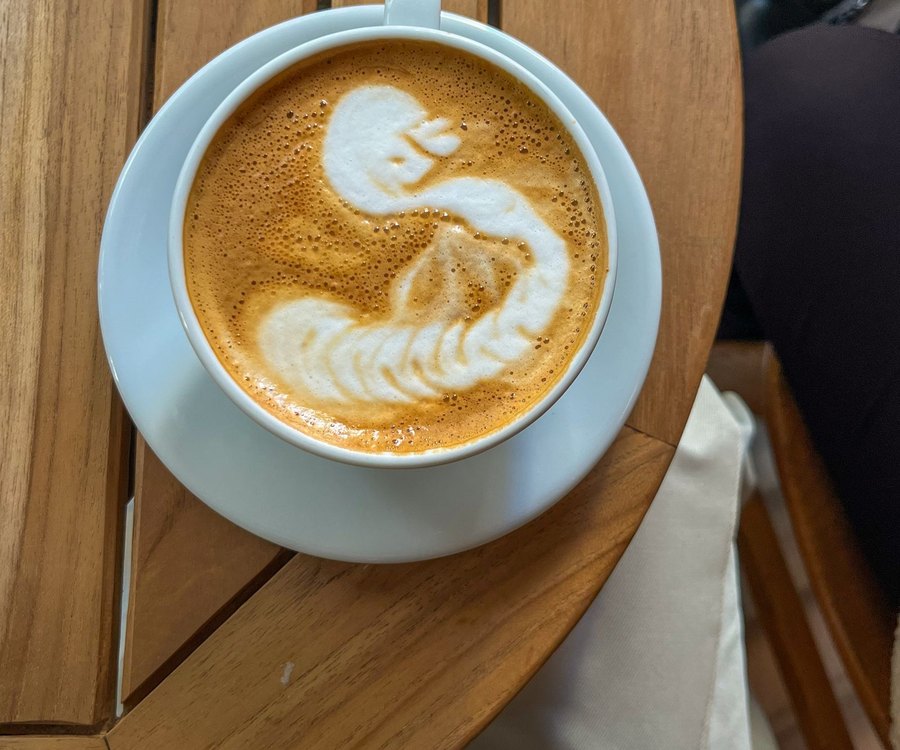 木のトレイに置かれたカフェラテ