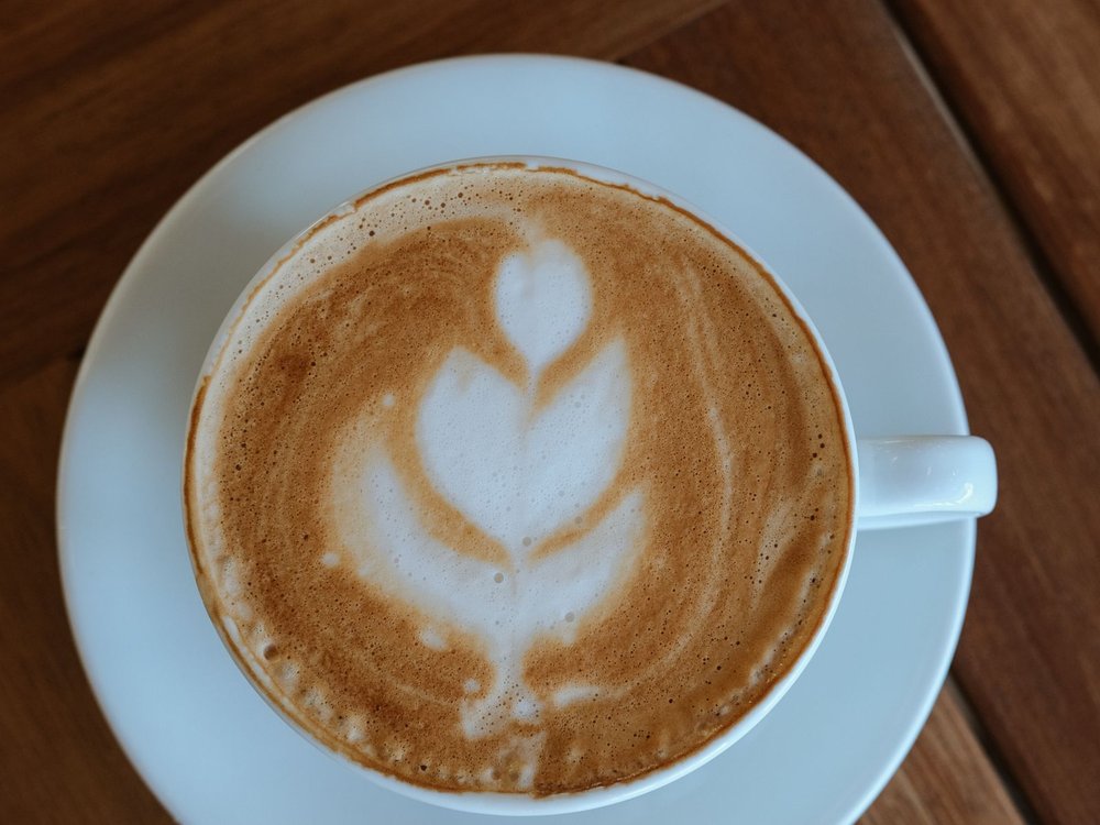 白いカップに注がれたコーヒー